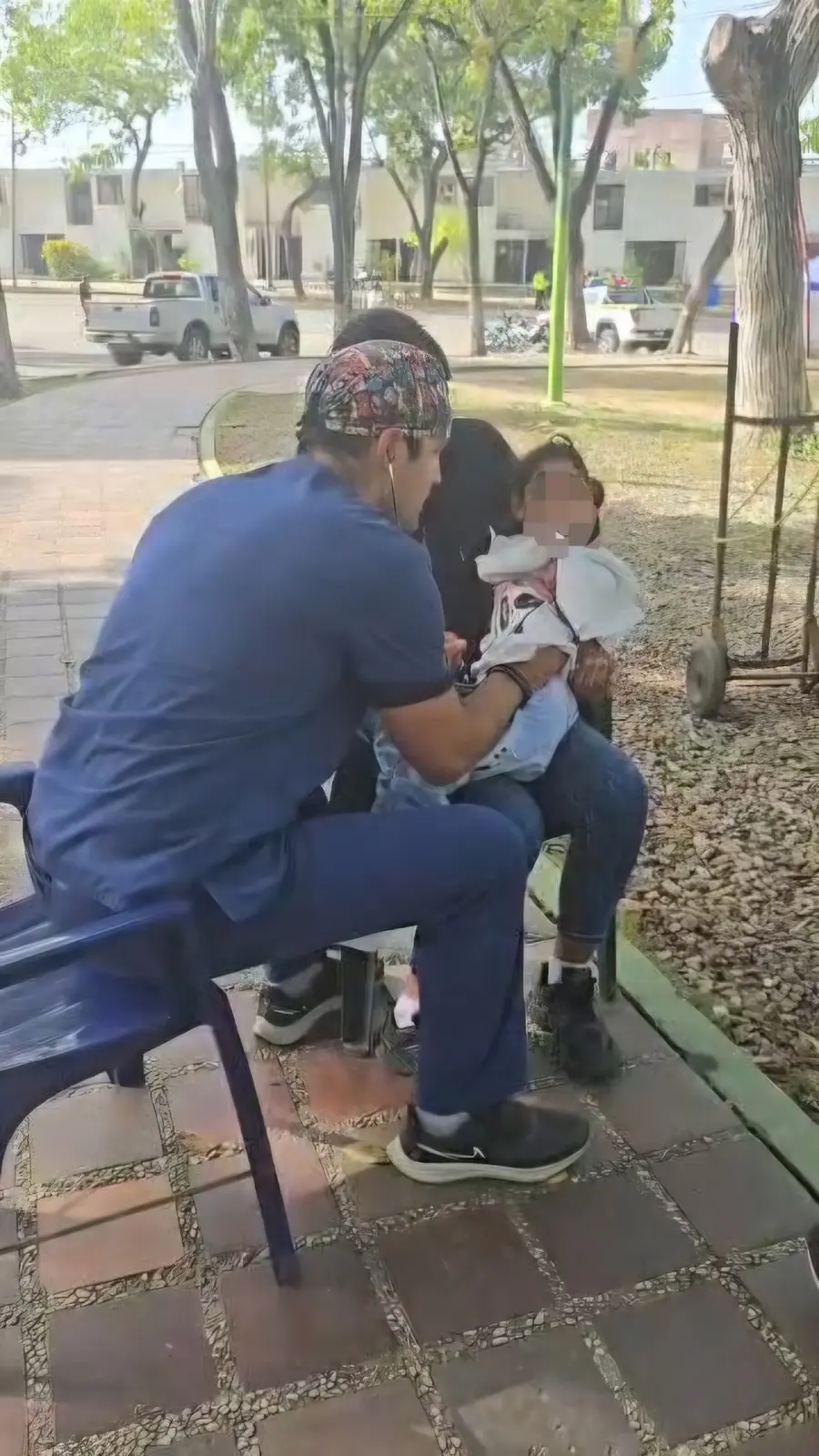 Profesional de la salud atendiendo a una persona en una jornada médica en Tanaguarena, La Guaira
