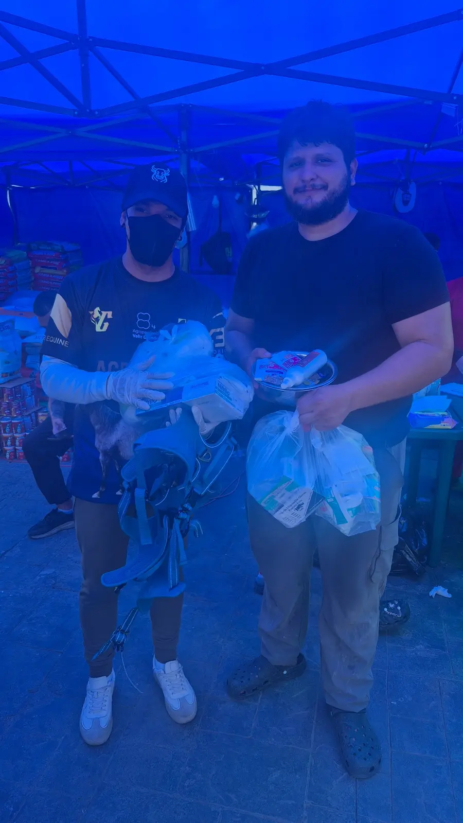 Voluntarios con bolsas de insumos durante la jornada médica en Tanaguarena, La Guaira